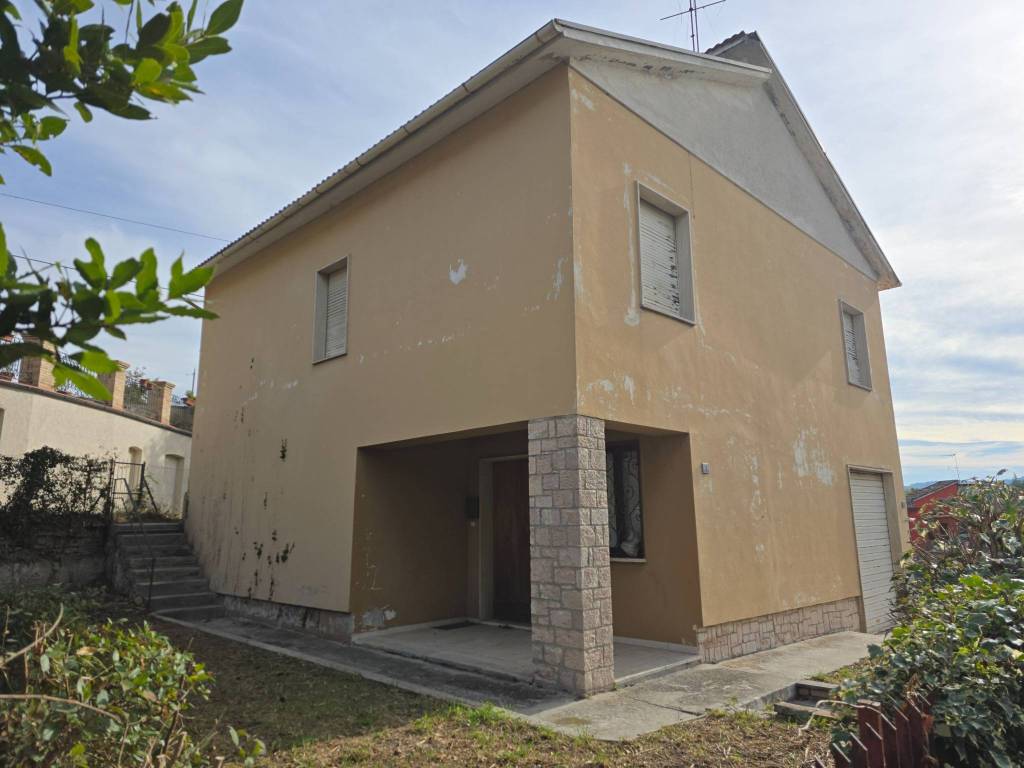 casa indipendente in vendita a Belforte del Chienti