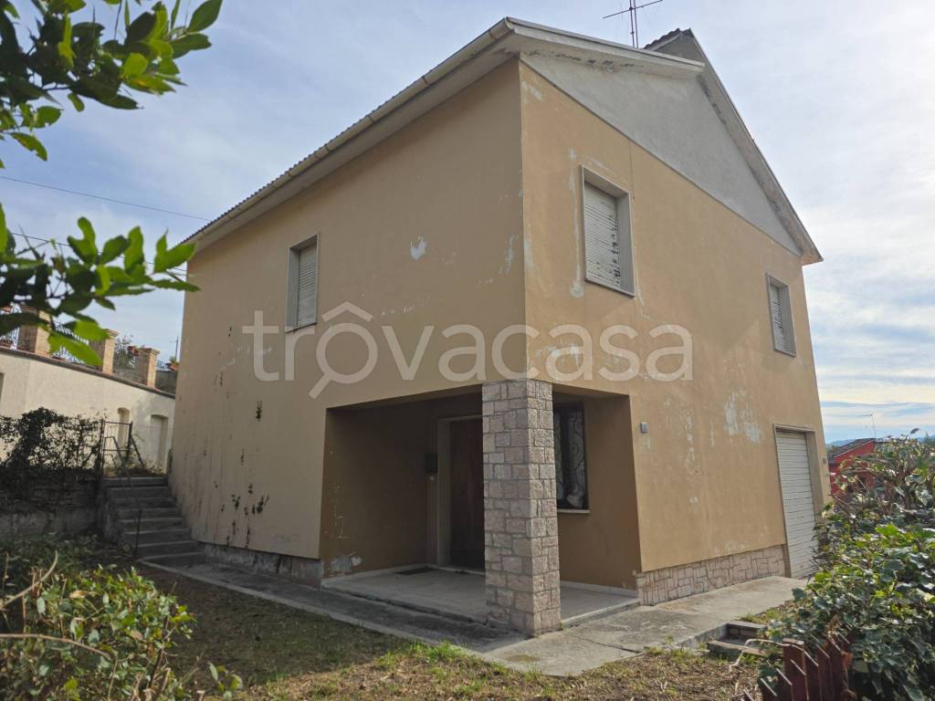 casa indipendente in vendita a Belforte del Chienti