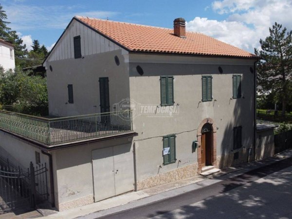 casa indipendente in vendita a Belforte del Chienti