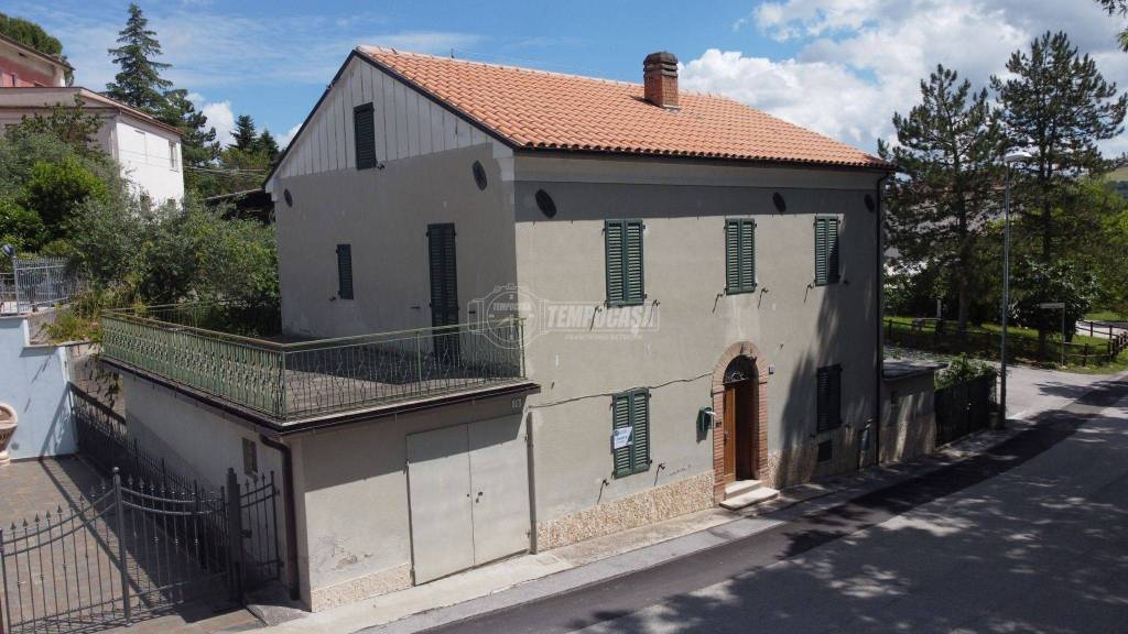casa indipendente in vendita a Belforte del Chienti