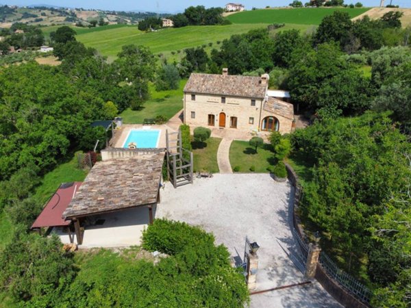 casa indipendente in vendita a Belforte del Chienti