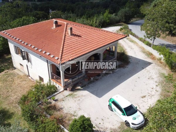 casa indipendente in vendita a Belforte del Chienti