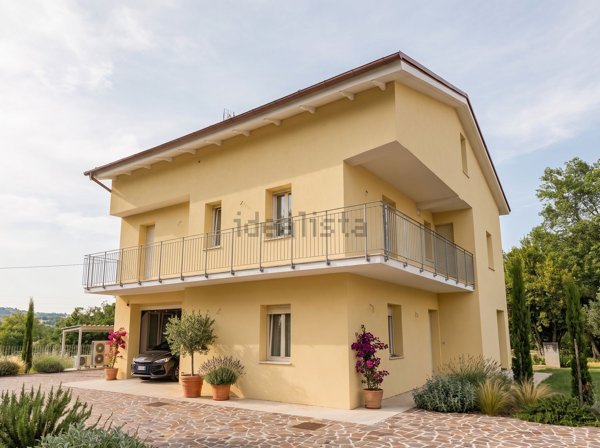 casa indipendente in vendita a Belforte del Chienti