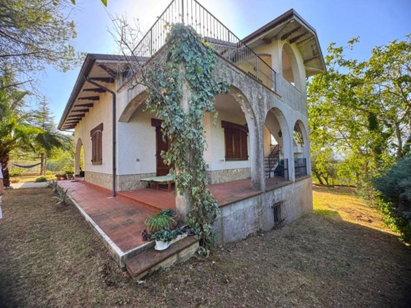 casa indipendente in vendita a Belforte del Chienti