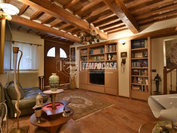 casa indipendente in vendita a Caldarola in zona Pievefavera
