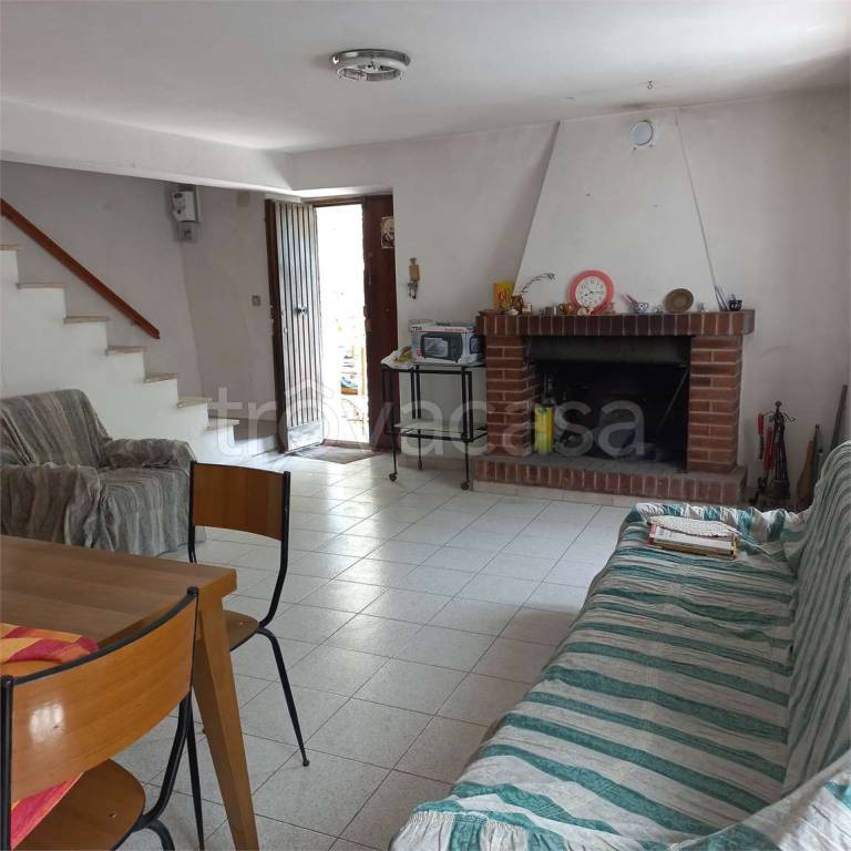 casa indipendente in vendita a Caldarola in zona Bistocco