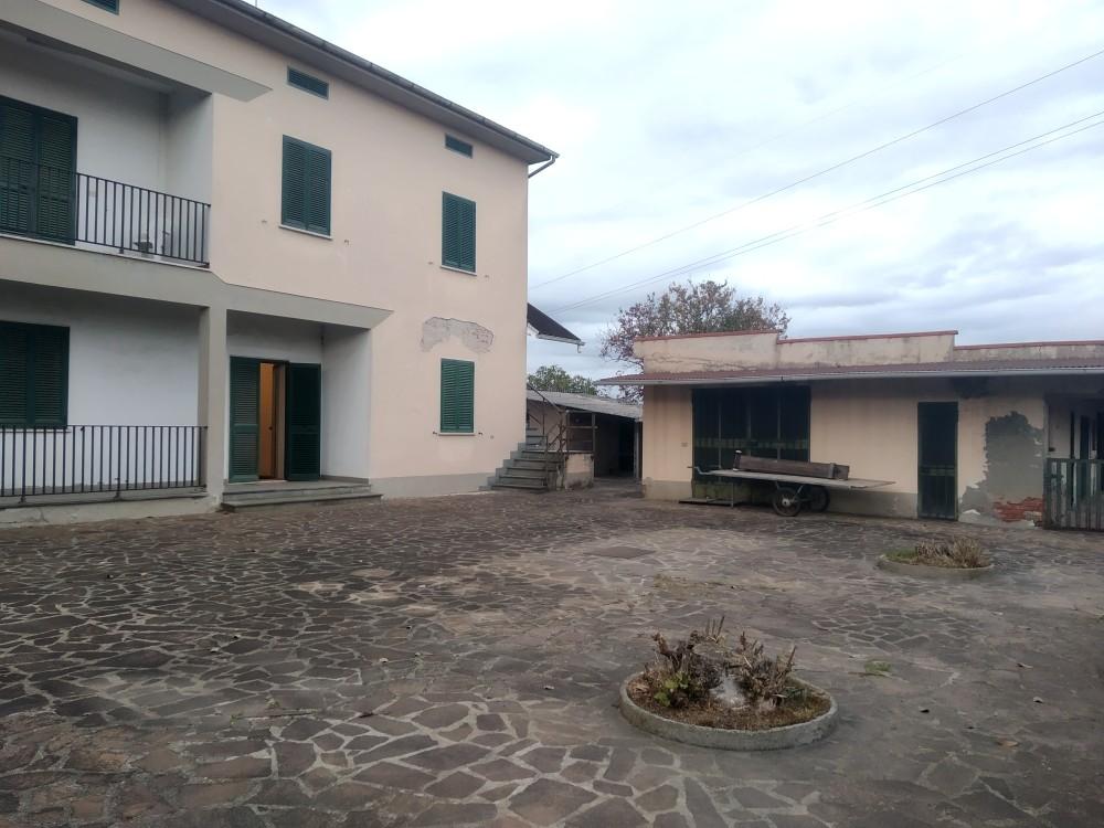 casa indipendente in vendita a Caldarola in zona Croce