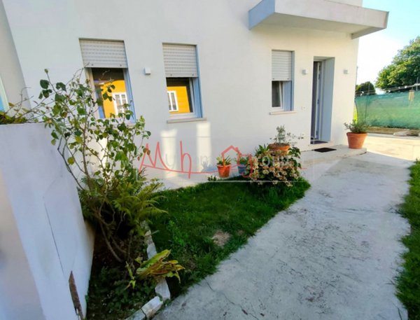 casa indipendente in vendita a Caldarola in zona Croce