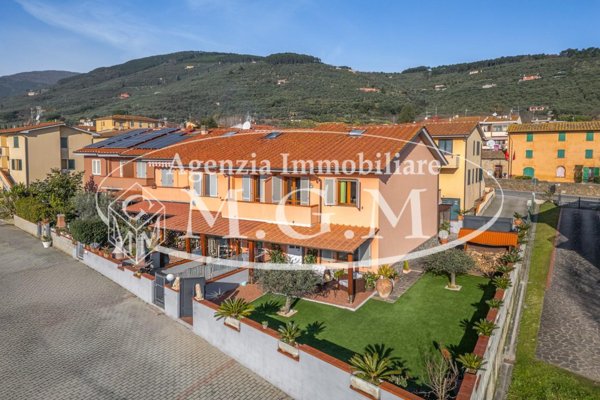 casa indipendente in vendita a Caldarola in zona Croce