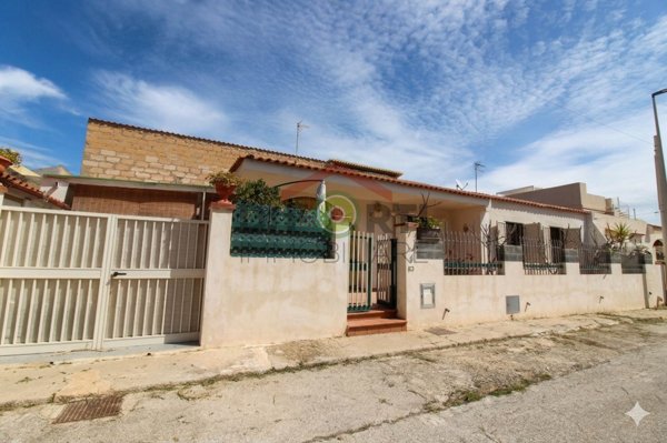casa indipendente in vendita a Caldarola in zona Croce