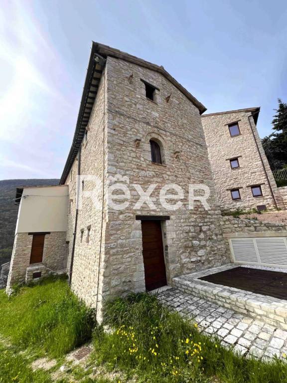 casa indipendente in vendita a Caldarola in zona Vestignano