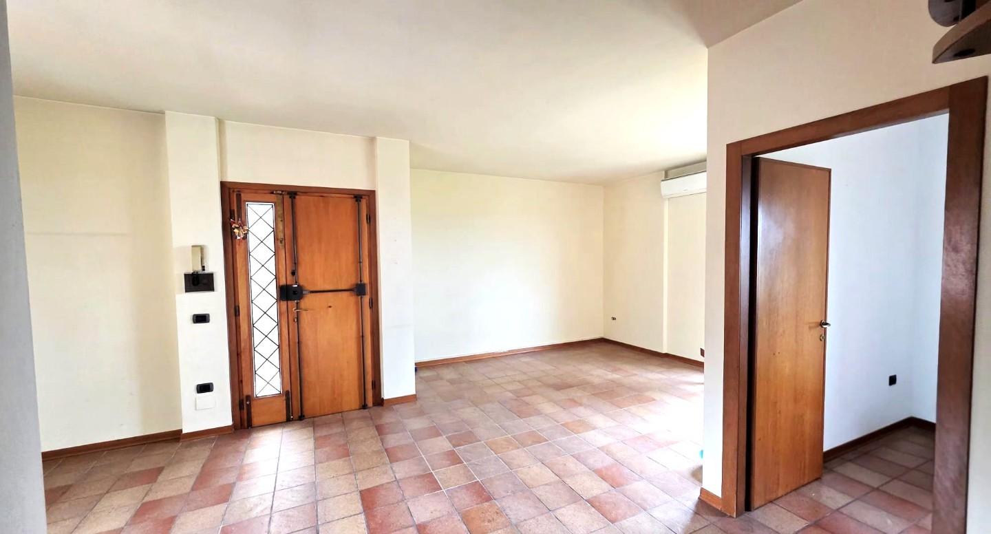 appartamento in vendita a Caldarola in zona Croce