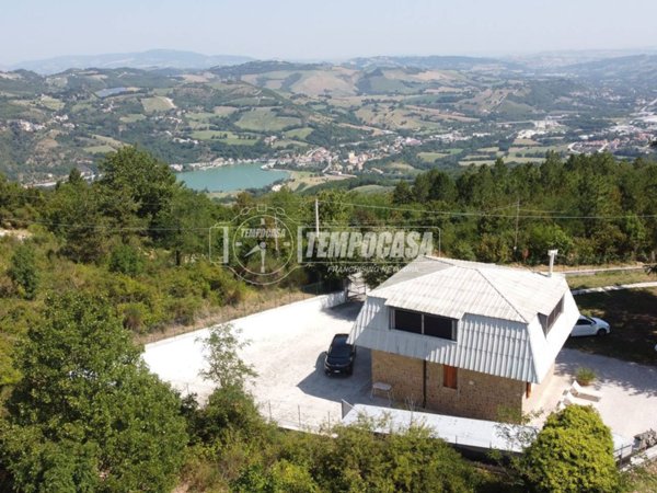 casa indipendente in vendita a Caldarola in zona Croce