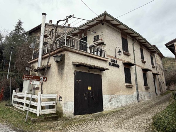casa indipendente in vendita a Caldarola in zona Valcimarra