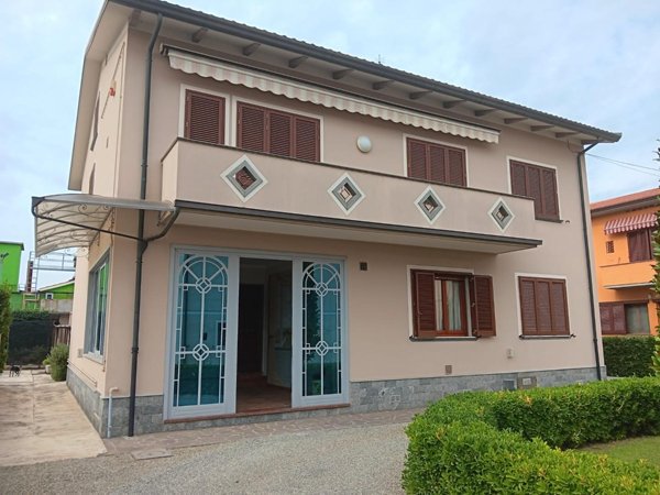 casa indipendente in vendita a Caldarola in zona Croce