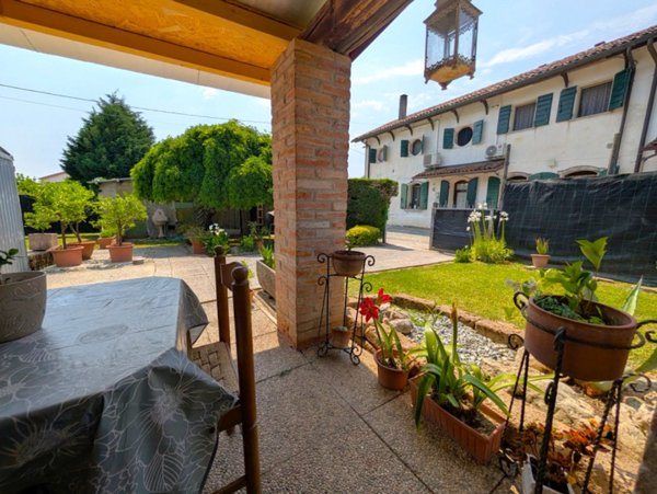 casa indipendente in vendita a Caldarola in zona Croce