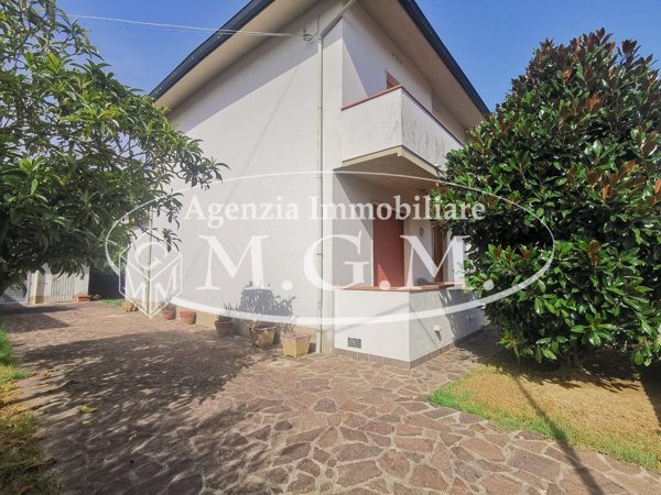 casa indipendente in vendita a Caldarola in zona Croce