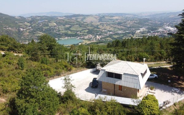 casa indipendente in vendita a Caldarola in zona Croce