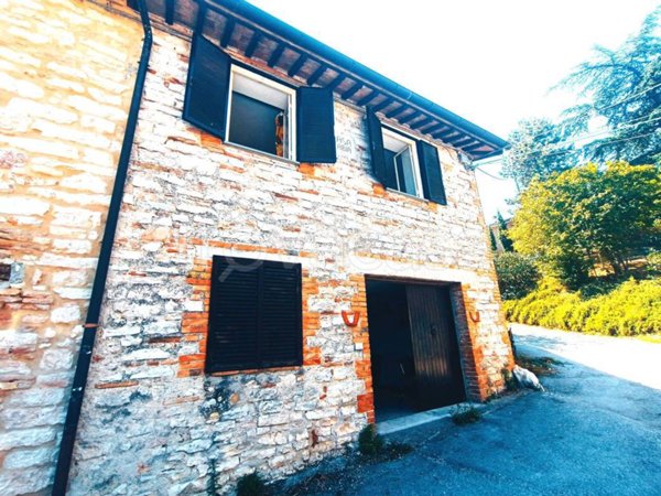 casa indipendente in vendita a Camerino in zona Casale