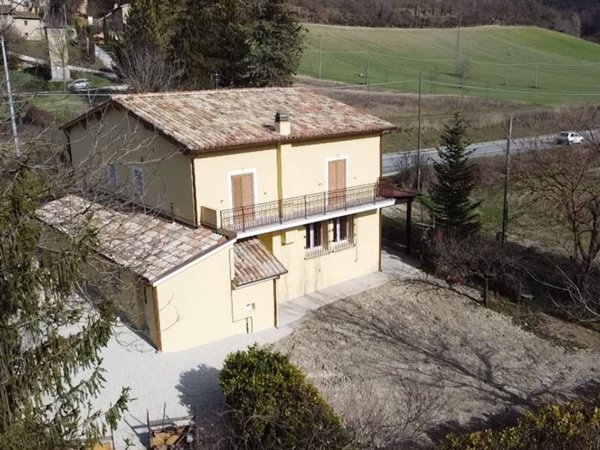 casa indipendente in vendita a Camerino