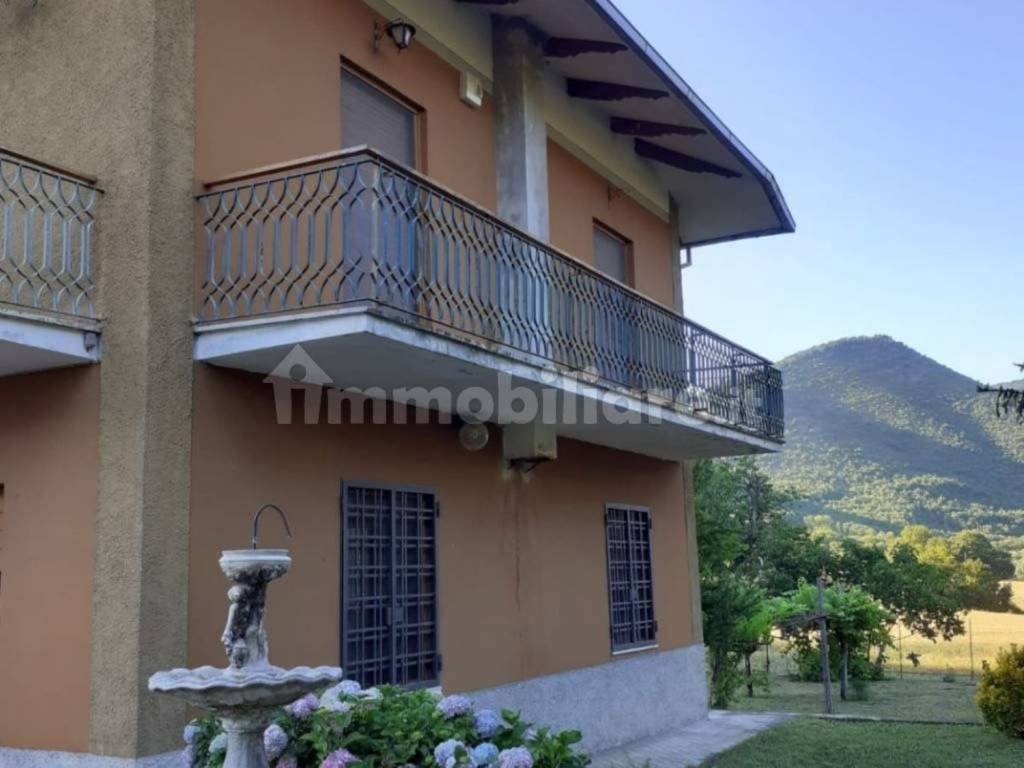 casa indipendente in vendita a Camerino in zona Varano