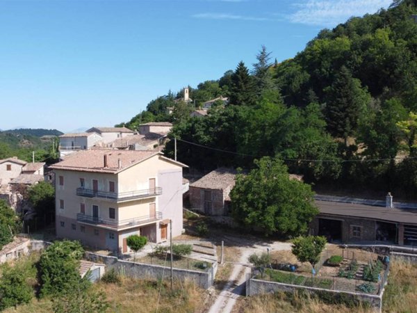 casa indipendente in vendita a Camerino in zona Casale