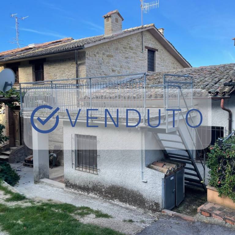 casa indipendente in vendita a Camerino in zona Torrone
