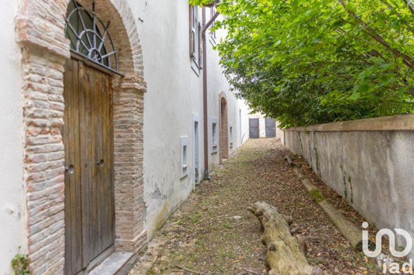 casa indipendente in vendita a Camerino in zona Mecciano