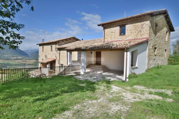casa indipendente in vendita a Camerino
