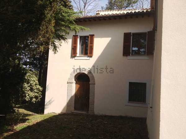 casa indipendente in vendita a Camerino in zona Mecciano