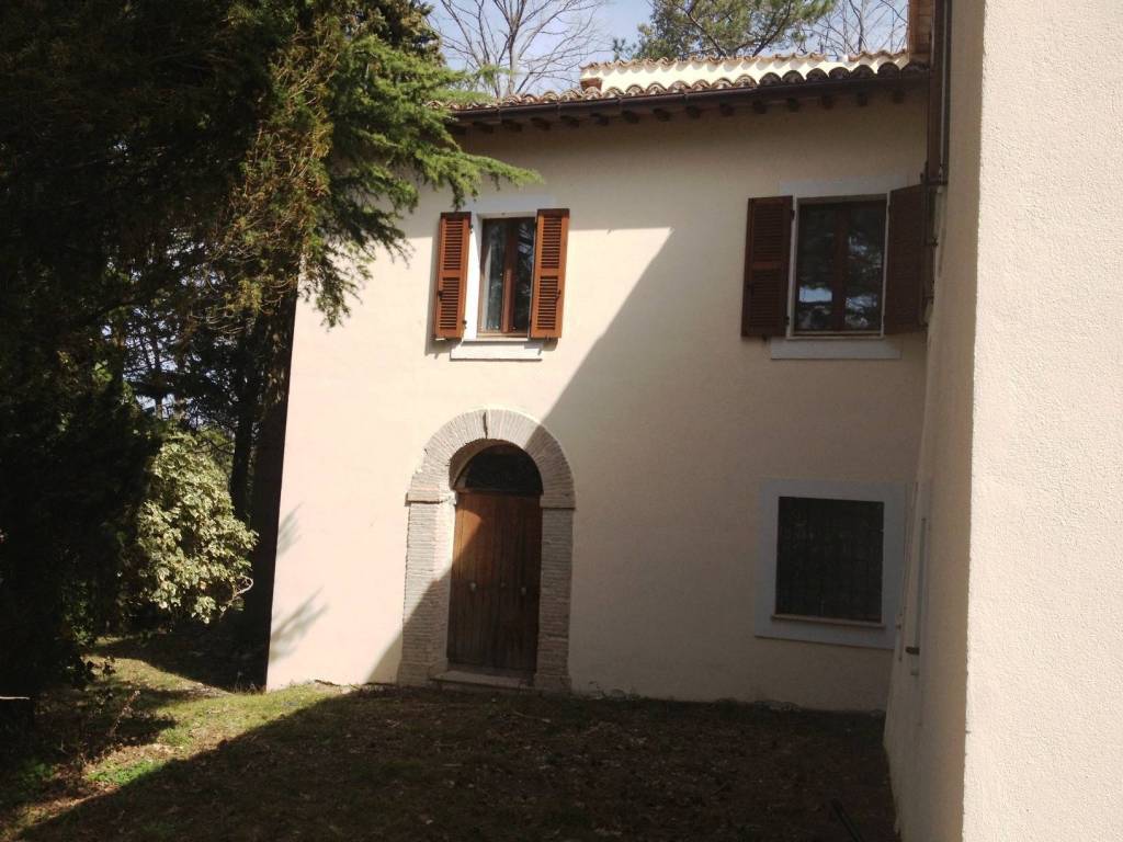 casa indipendente in vendita a Camerino in zona Mecciano