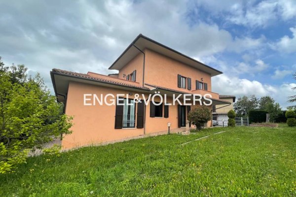 casa indipendente in vendita a Camerino