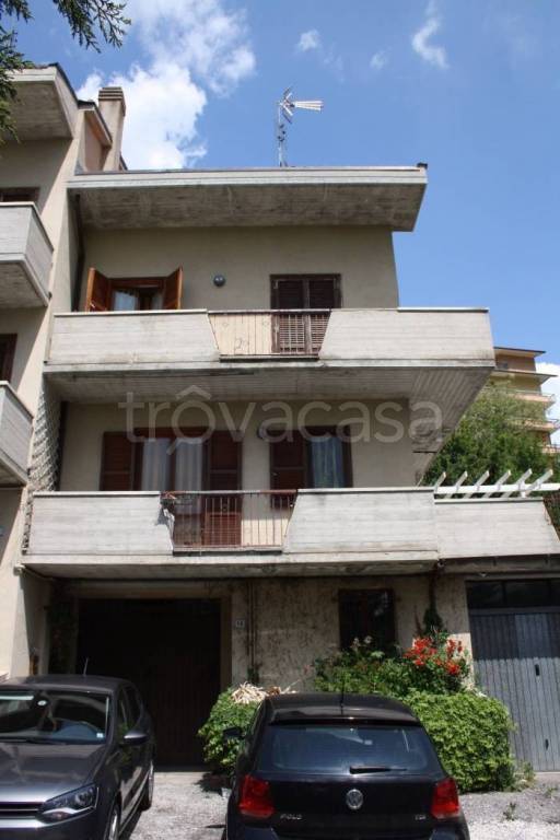 casa indipendente in vendita a Camerino in zona Varano