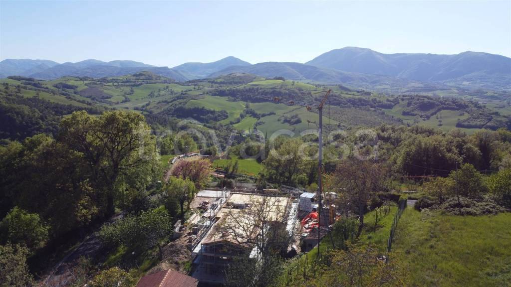casa indipendente in vendita a Camerino in zona Arcofiato