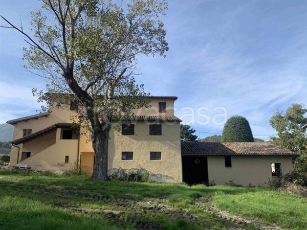 casa indipendente in vendita a Camerino in zona Strada