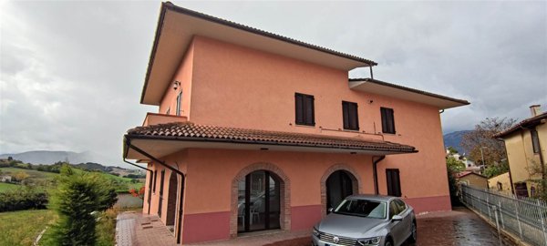 casa indipendente in vendita a Camerino