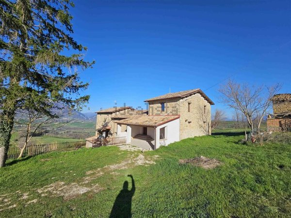 casa indipendente in vendita a Camerino in zona Casale