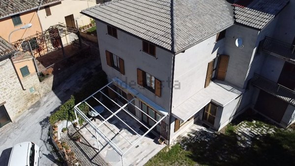 casa indipendente in vendita a Camerino in zona Sentino