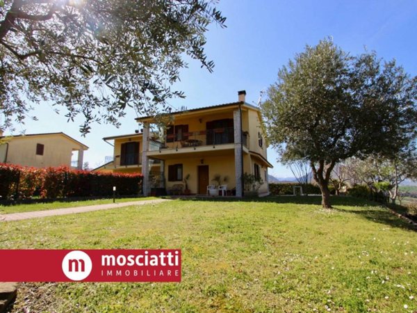 casa indipendente in vendita a Camerino