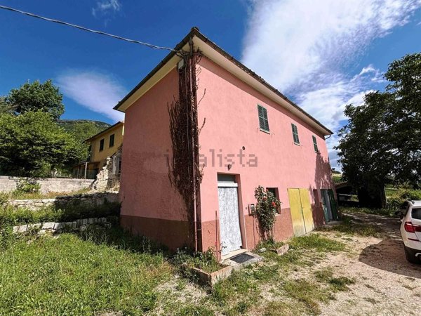 appartamento in vendita a Camerino in zona Sellano