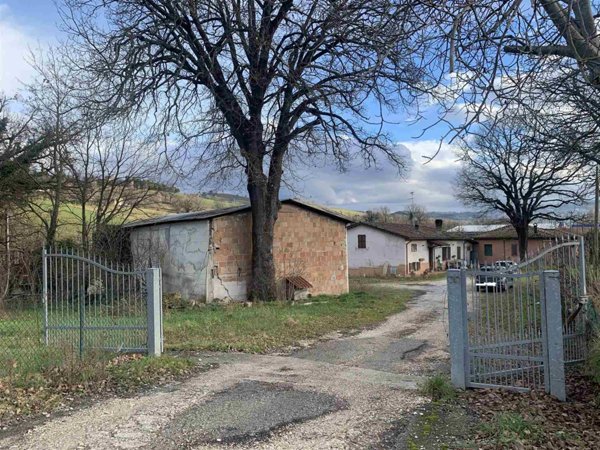 casa indipendente in vendita a Camerino in zona Strada