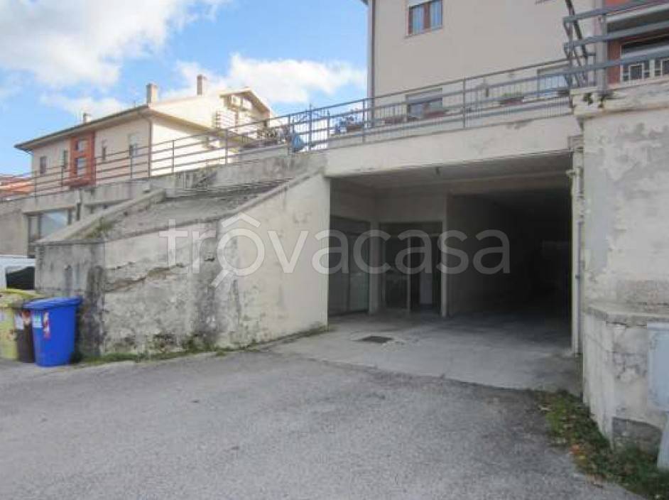 locale commerciale in vendita a Camerino in zona Varano