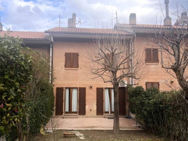casa indipendente in vendita a Camerino