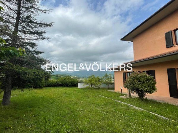 casa indipendente in vendita a Camerino