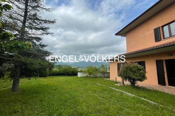 casa indipendente in vendita a Camerino