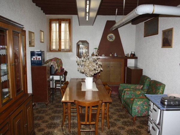 casa indipendente in vendita a Camerino in zona Sentino