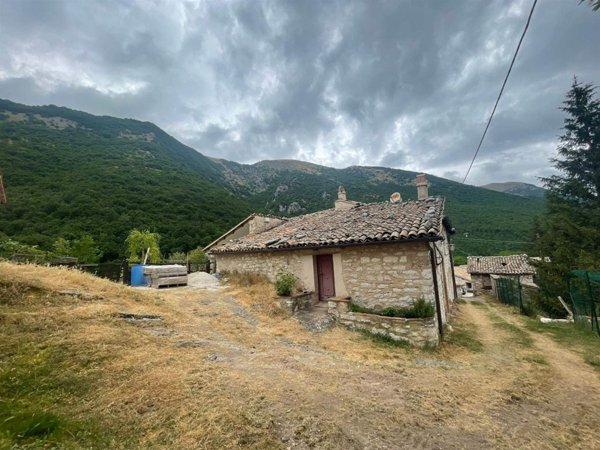 casa indipendente in vendita a Camerino in zona Casale