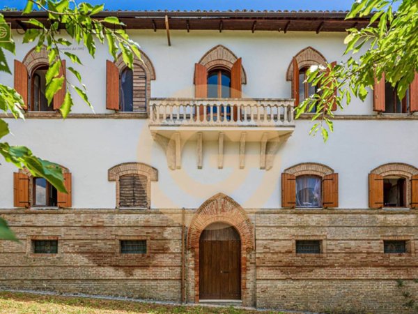 casa indipendente in vendita a Camerino