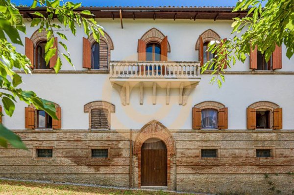 casa indipendente in vendita a Camerino in zona Strada