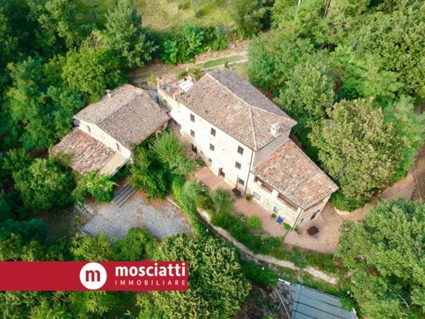 casa indipendente in vendita a Camerino